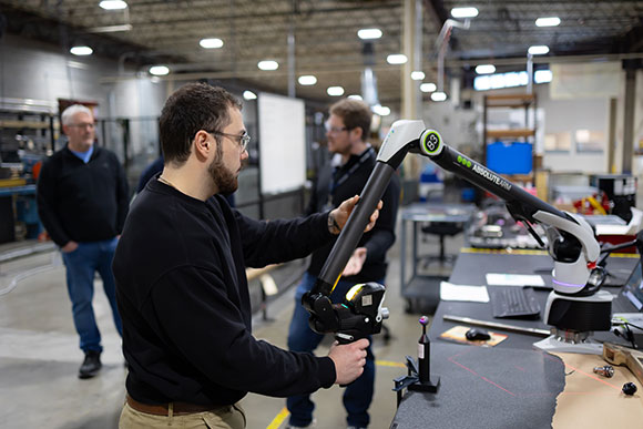 Les employés d'Hydrasearch parlent de leurs produits lors d'un événement de l'industrie.