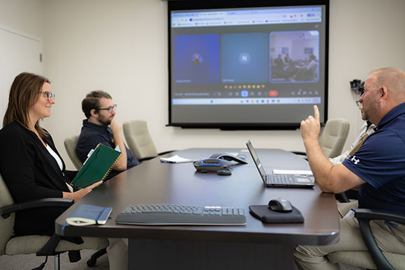 Les employés d'Hydrasearch dans la salle de réunion