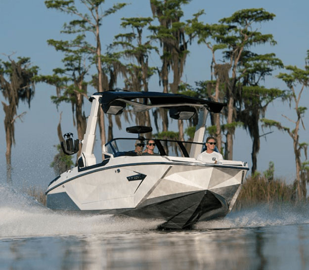 Sur les marchés de la plaisance et du maritime commercial.